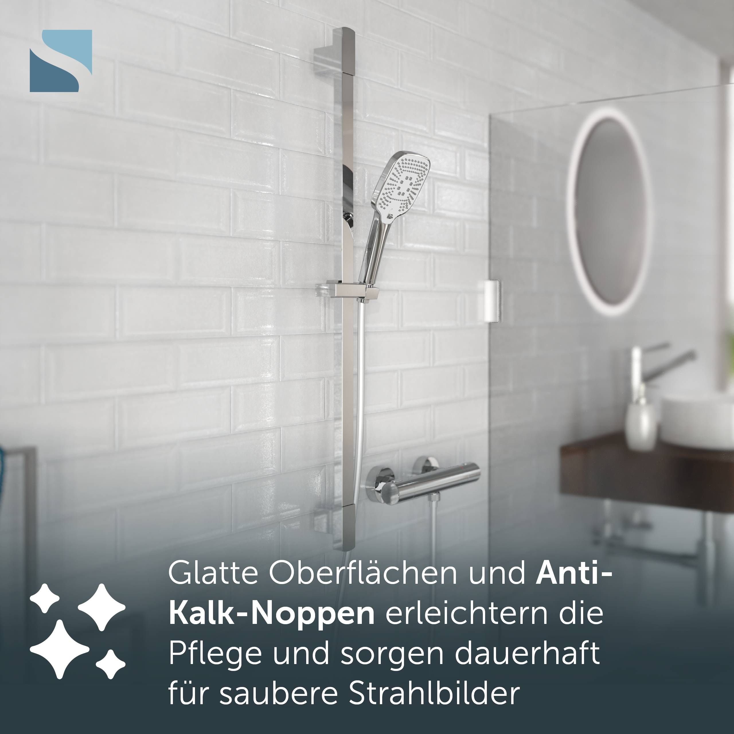 Modernes Duscheystem mit Handbrause und Wandschiene an weißer gekachelter Wand; deutscher Text besagt, dass glatte Oberflächen und Antikalk-Düsen die Reinigung erleichtern und die Sprühmuster sauber halten.