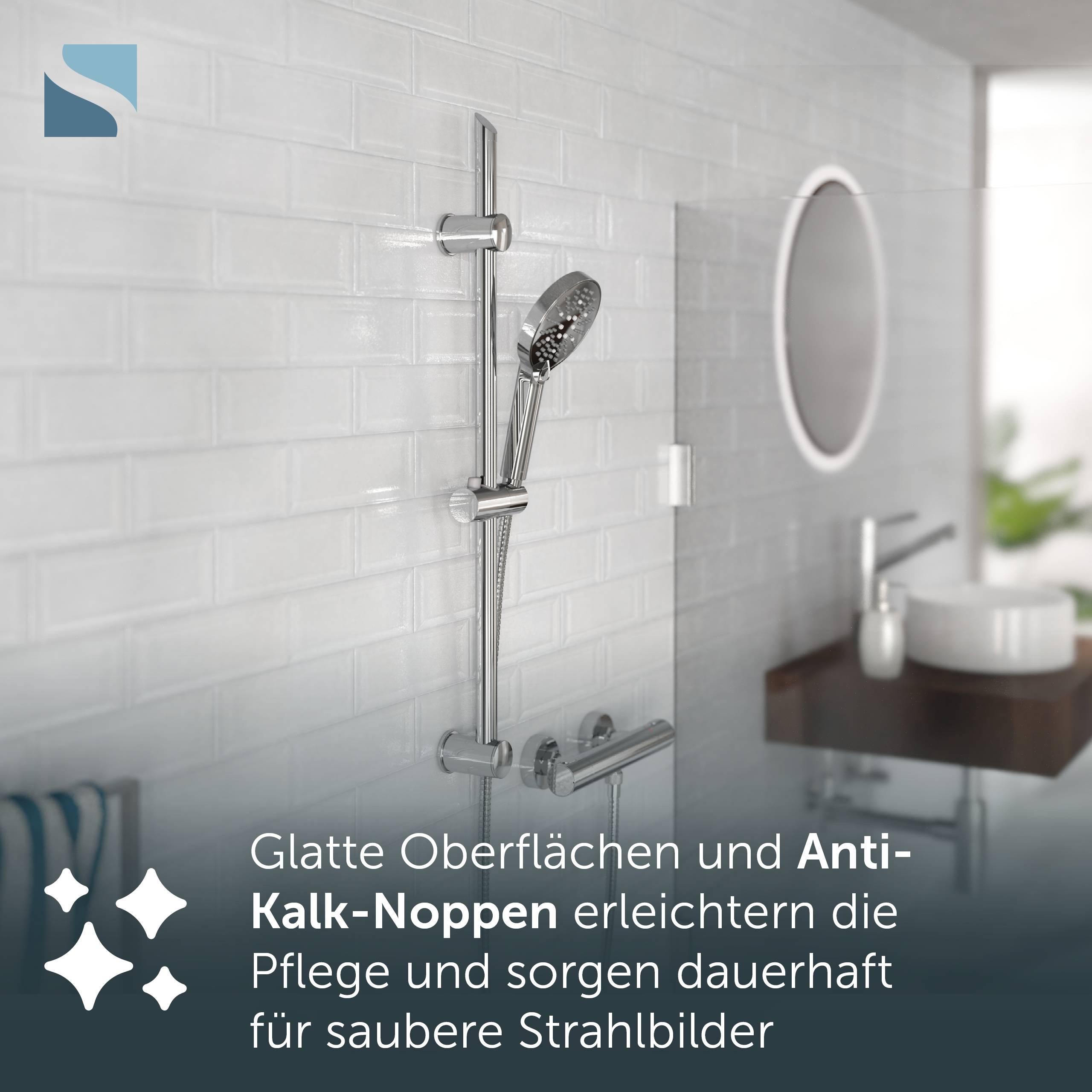 Modernes Duschsystem mit verchromter Gleitleiste und Handbrause auf weißer Fliesenwand; der Text besagt, dass glatte Oberflächen und Anti-Kalk-Noppen die Reinigung erleichtern und die Sprühmuster sauber halten.