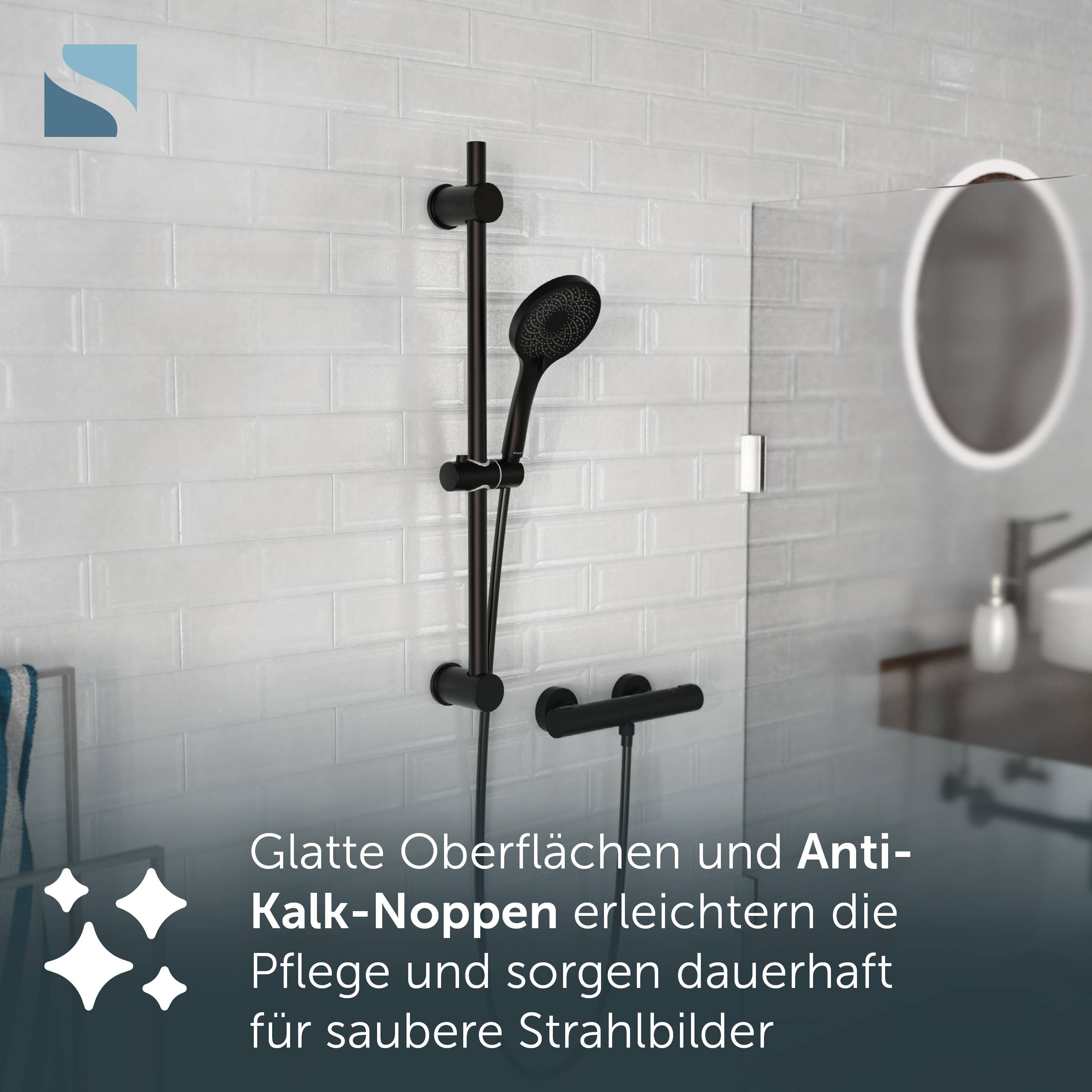 Schwarze Duschstange mit Handbrause auf einer gekachelten Badezimmerwand; deutscher Text besagt, dass glatte Oberflächen und kalkfreie Düsen die Reinigung erleichtern und die Sprühmuster sauber halten.