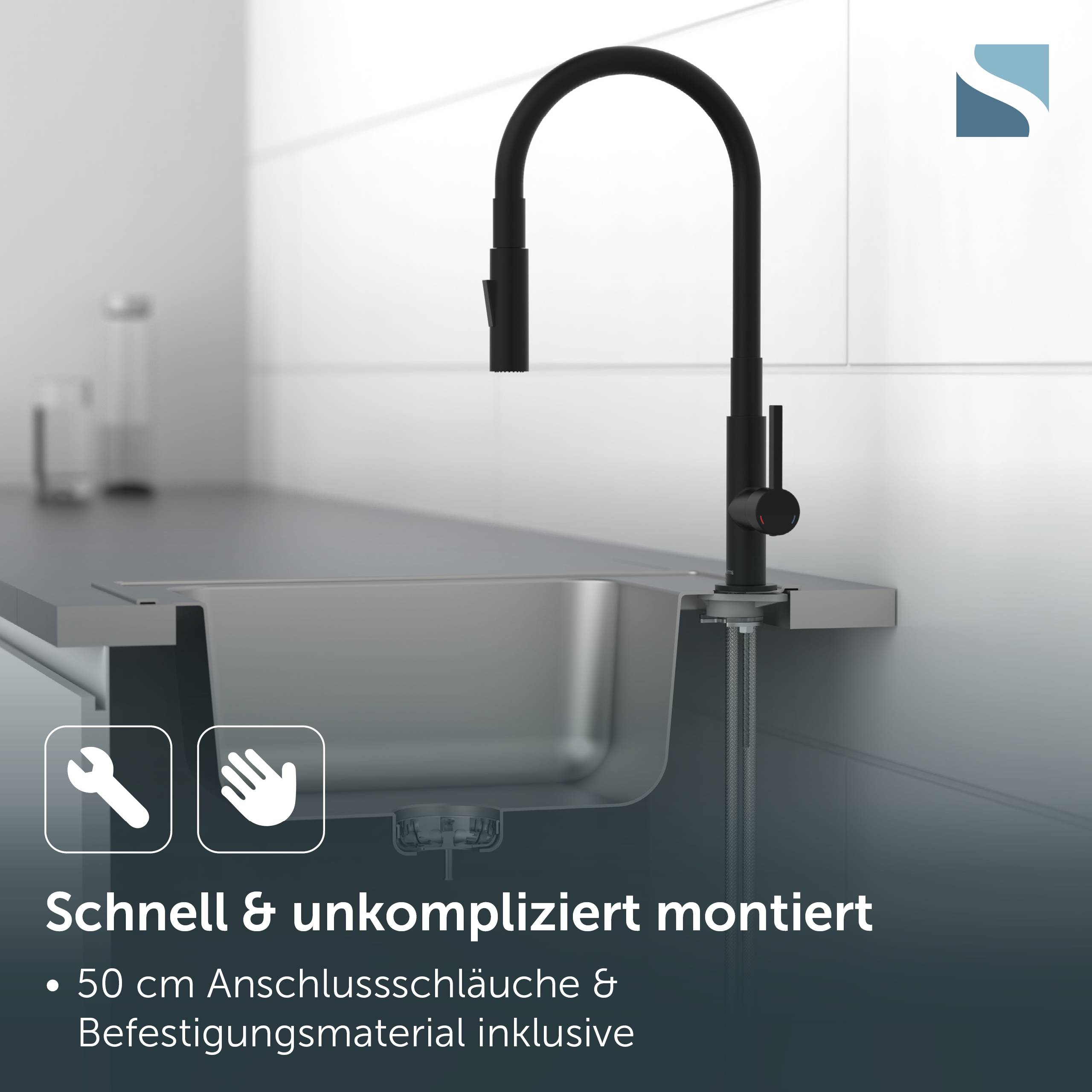 Modernes Küchenspülbecken mit mattschwarzer Armatur; deutscher Text besagt „Schnell & unkompliziert montiert" und vermerkt 50 cm Anschlussschläuche und Montagematerial im Lieferumfang enthalten.
