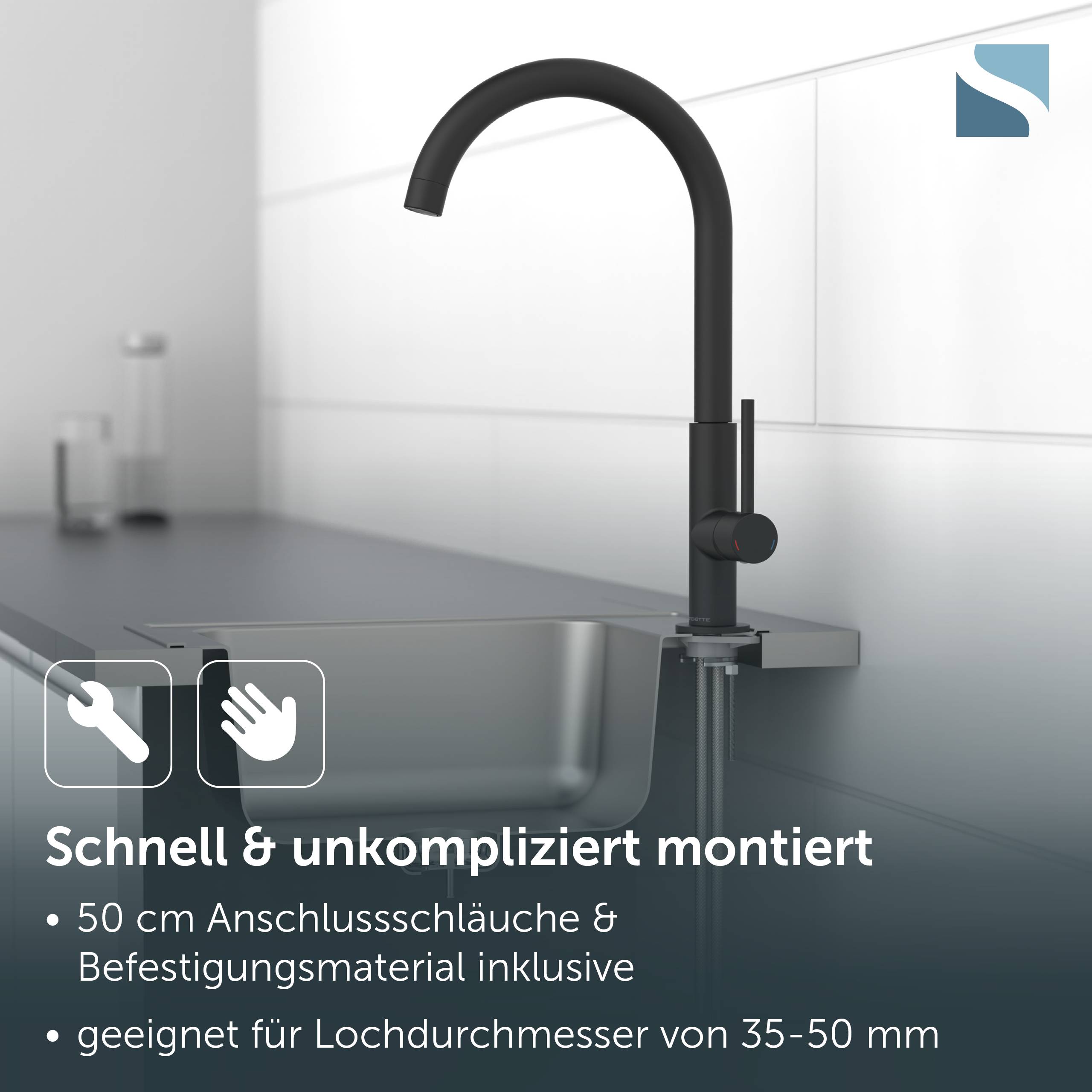 Schwarzer Küchenarmatur in einem Spülbecken montiert, mit deutschem Text: 'Schnell & unkompliziert montiert', 50 cm Schläuche inklusive, passt in 35–50 mm Löcher.