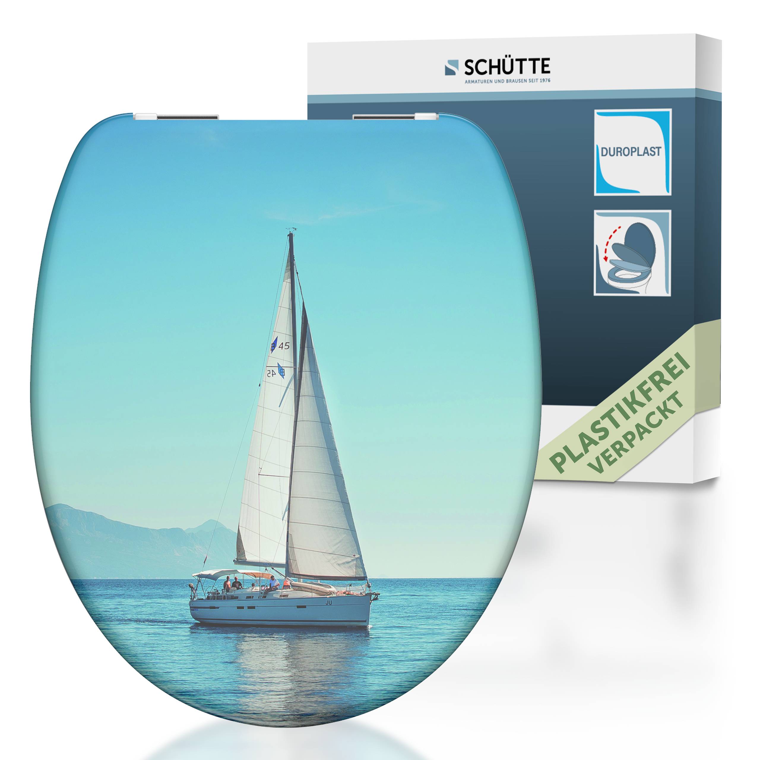 Ein Segelboot mit weißen Segeln gleitet über ein ruhiges Meer mit entfernten Bergen. Verpackung im Hintergrund mit der Aufschrift „PLASTIKFREI VERPACKT