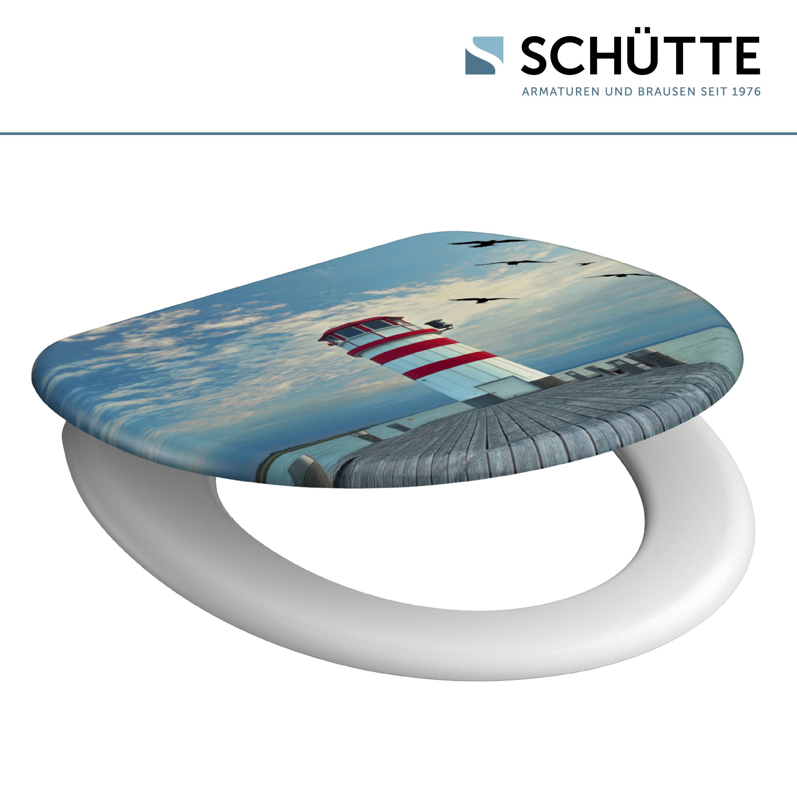 Ein moderner verchromter Badezimmerhahn mit einem einzigen Hebel ist auf einer eleganten Arbeitsplatte installiert, mit einer Holzseifenschale in der Nähe.