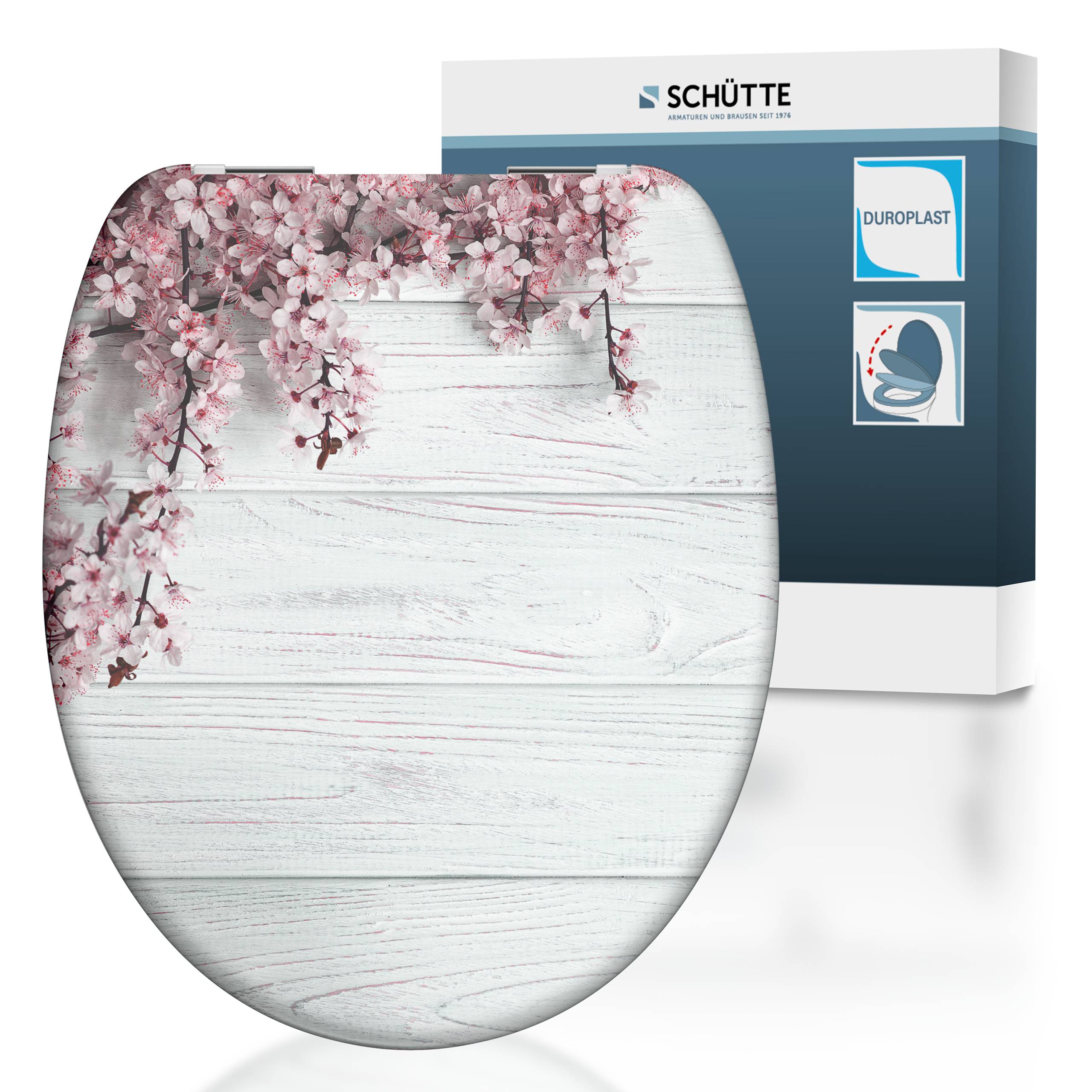 Ein Leuchtturm mit roten und weißen Streifen steht am Ende eines Holzstegs, umgeben von ruhiger See. Vögel fliegen am Himmel.