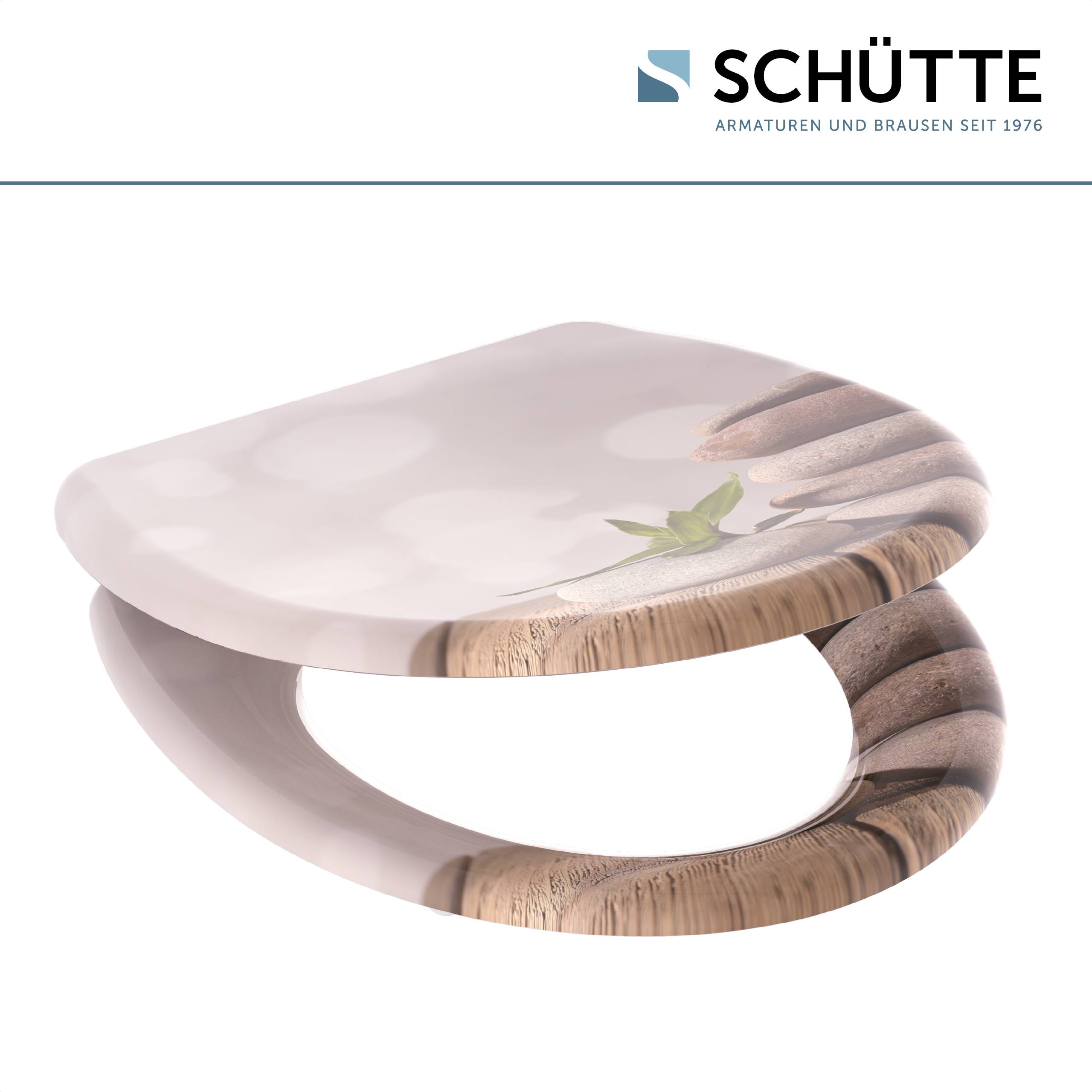 Ein weißer tragbarer Duschkopf mit angeschlossenem silbernem Schlauch ist an einer grauen Wand montiert und eignet sich perfekt für ein modernes Badezimmersetup.