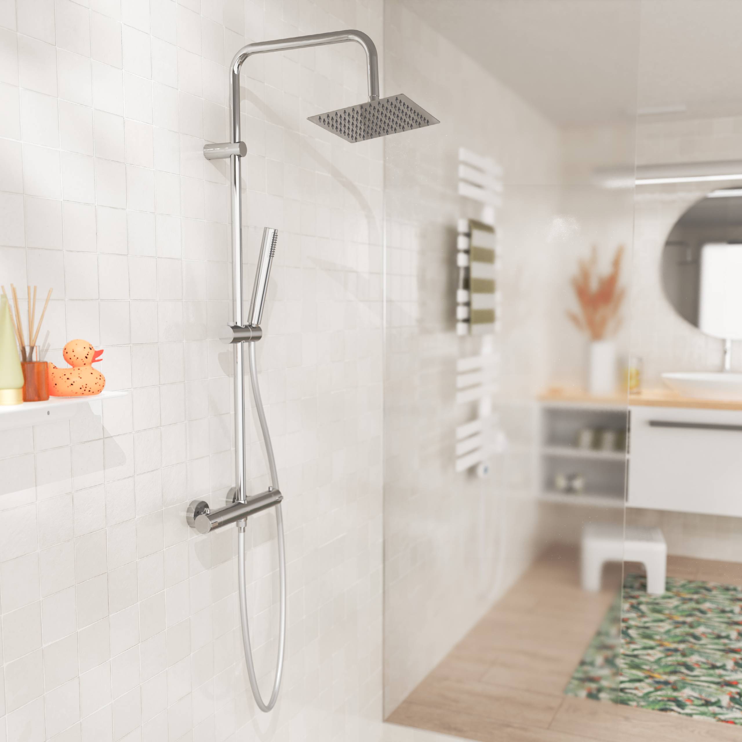 Modernes Badezimmer mit begehbarer Dusche, großem quadratischem Regenduschkopf, Glastrennwand, Wandregal und sichtbarem Waschtisch im Hintergrund.