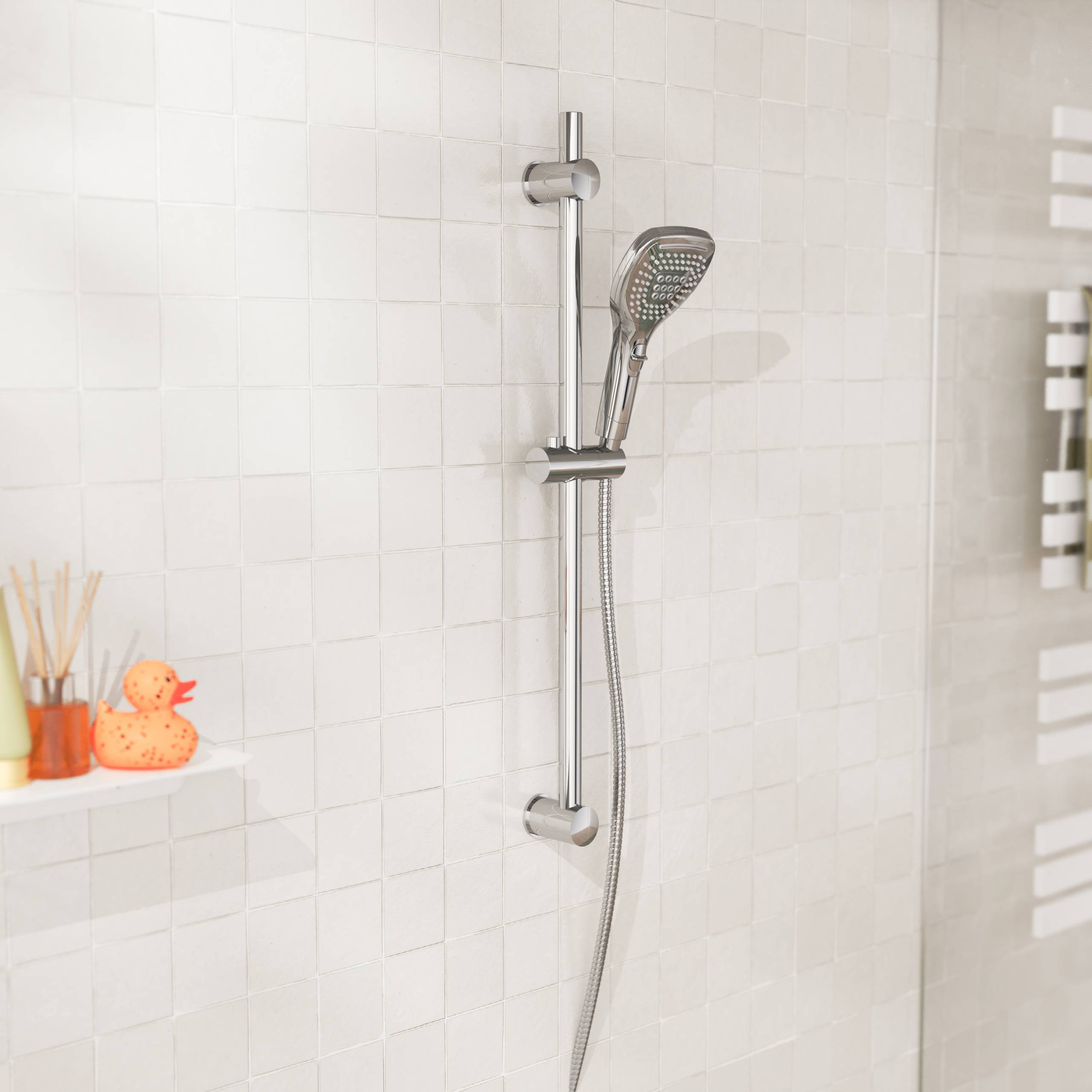 Ein modernes Badezimmer-Duschsystem mit einem tragbaren Duschkopf auf einer Schiene. Eine Gummienten und ein Glas mit Stöcken stehen auf einem nahegelegenen Regal.