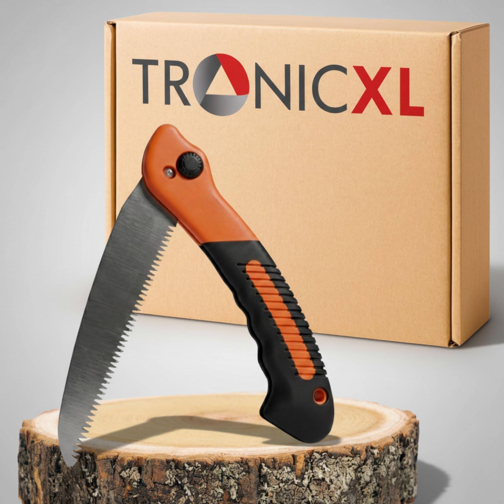 Das Bild zeigt eine TRONICXL-Handsäge mit orangeschwarzen Griff auf einem Holzstumpf platziert, dargestellt mit der TRONICXL-Markenbox.