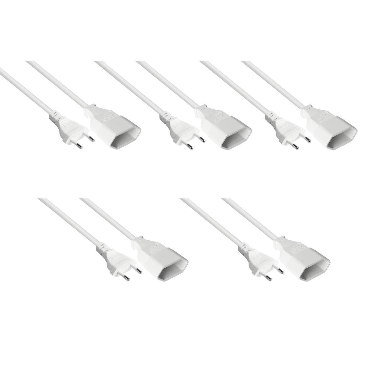 Fünf weiße Stromverlängerungskabel diagonal angeordnet, die Stecker- und Buchsenenden zeigend.