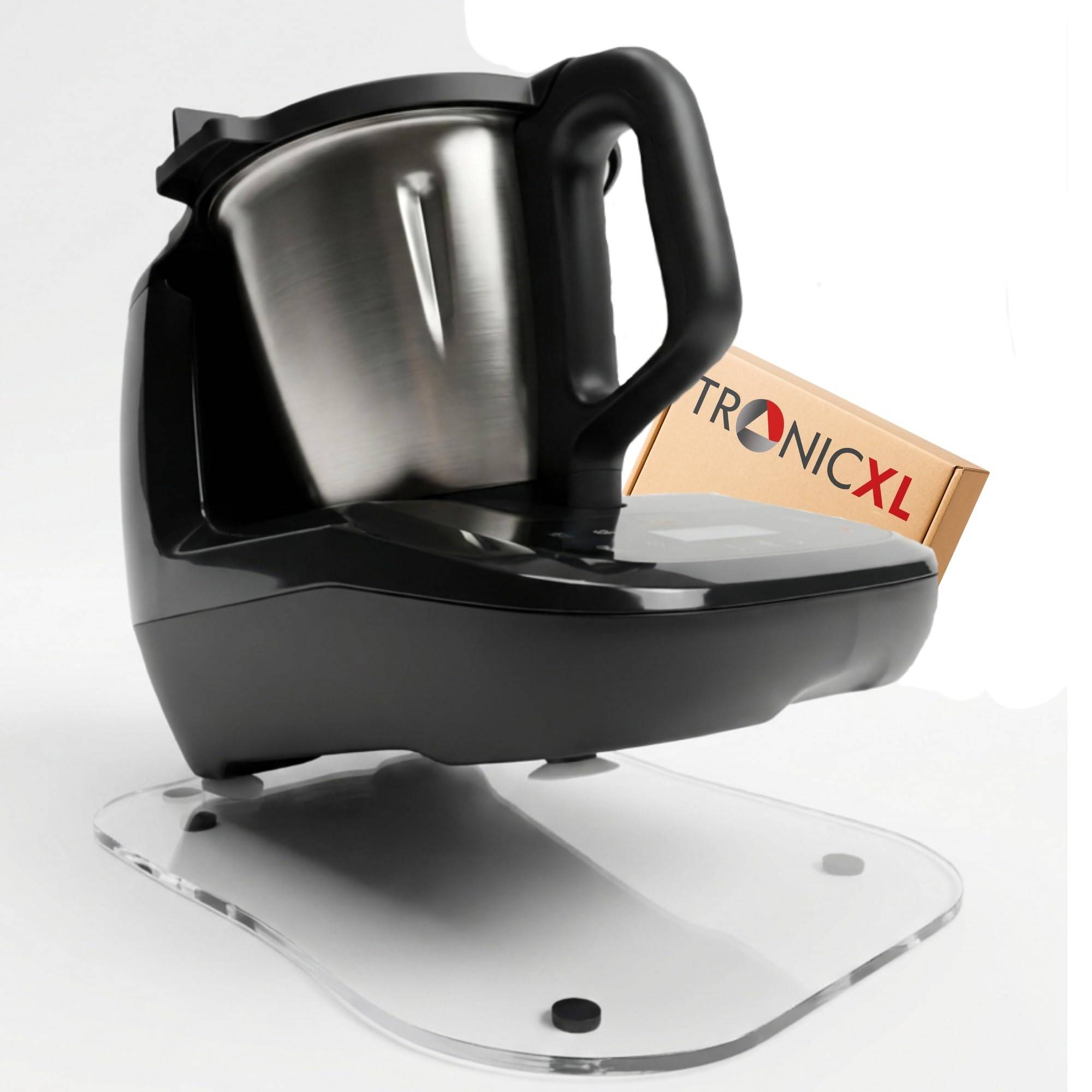 Ein transparenter Stuhl mit schwarzem und silbernem Sitz, mit einem Paket mit der Aufschrift TronicXL im Hintergrund.