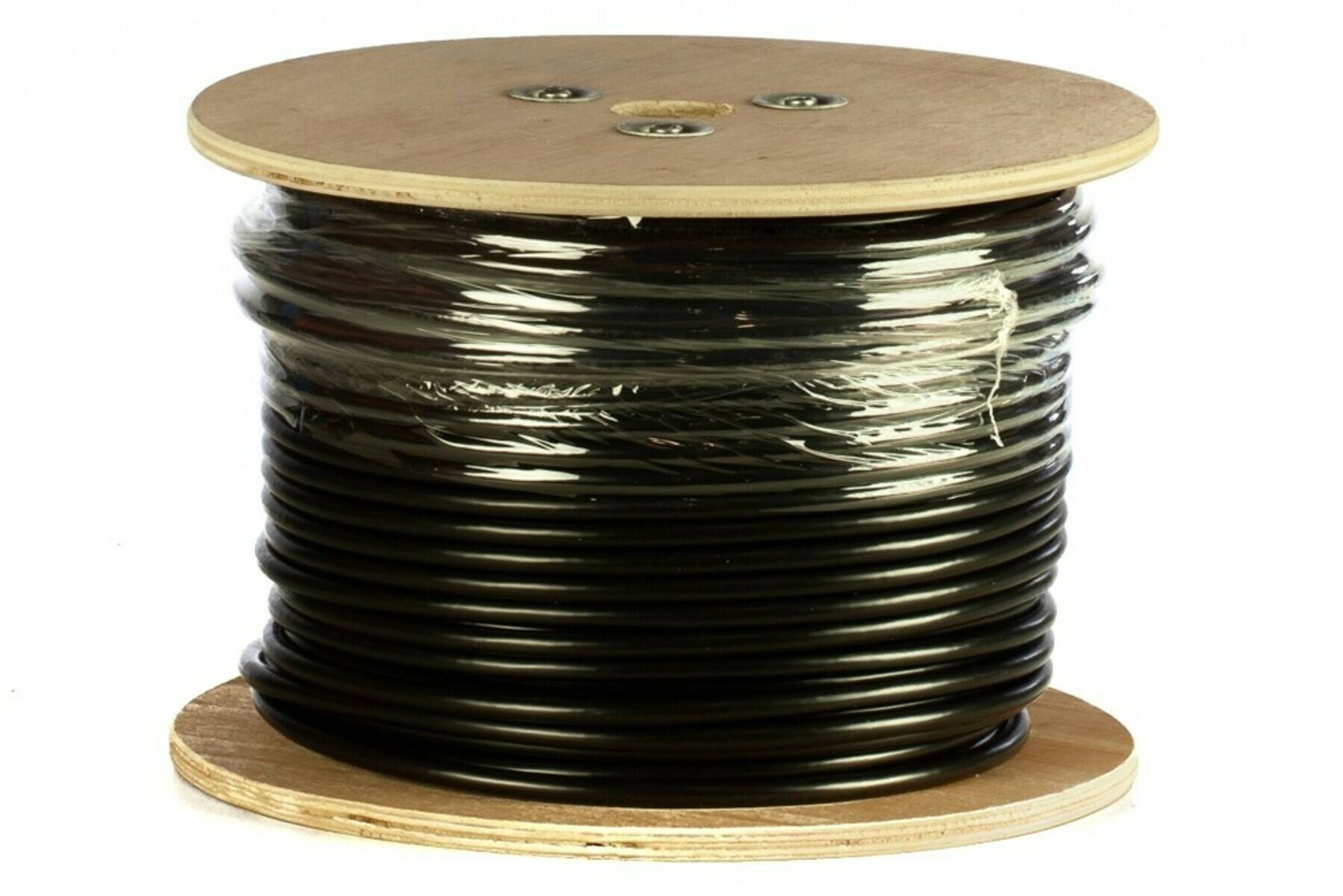 Große Holzspule mit schwarzem Kabel, das darum aufgewickelt ist.