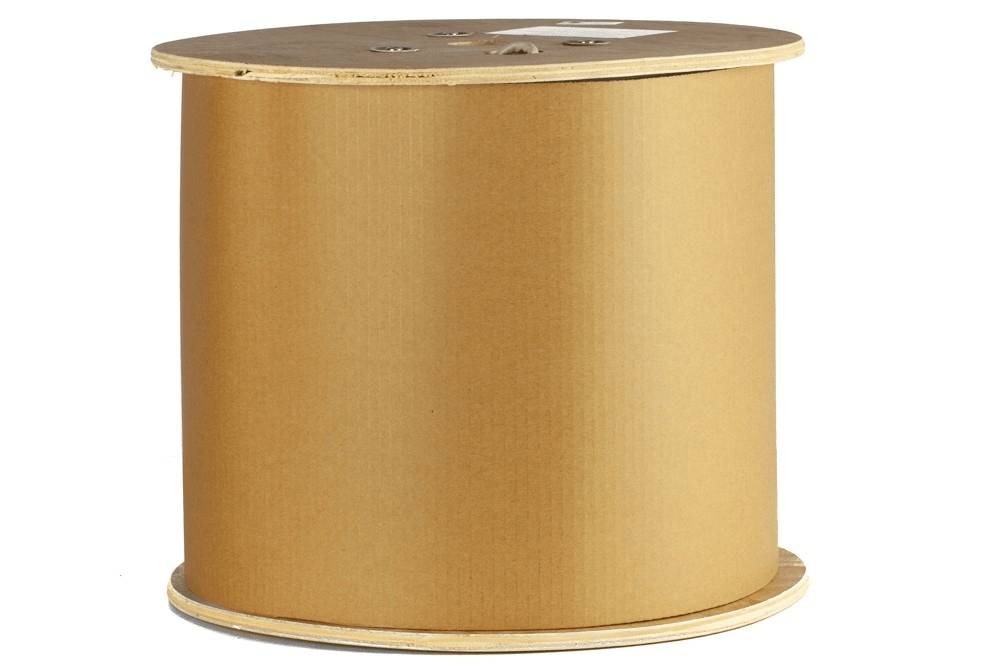 Eine große, zylindrische Holzspule, die in hellbraune Pappe gewickelt ist und zur Lagerung und zum Transport von Kabeln oder Drähten verwendet wird.