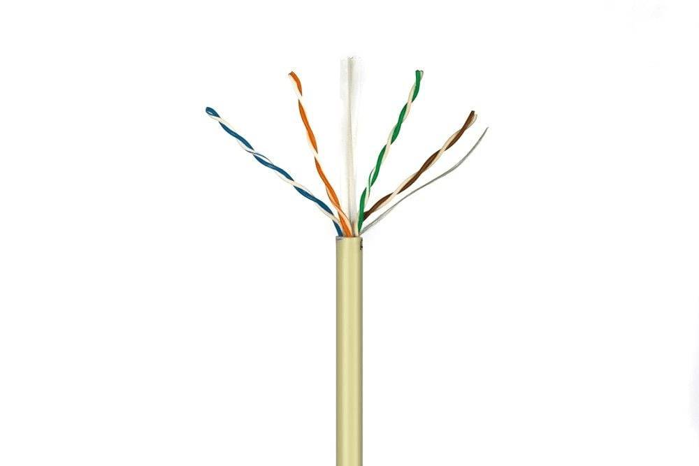 Ein Ethernet-Kabel mit freiliegenden verdrehten Adernpaaren in den Farben Blau, Orange, Grün und Braun, die die typische interne Struktur anzeigen.
