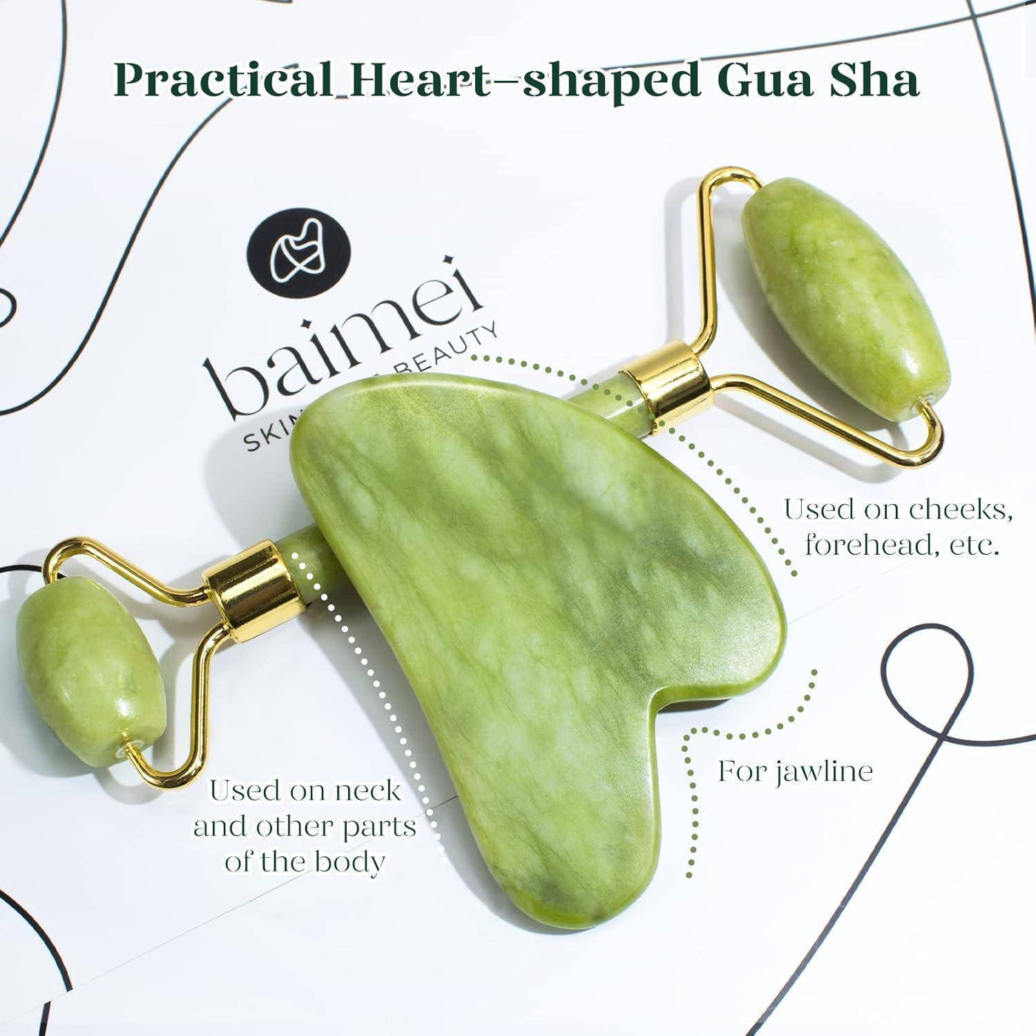 Ein grünes, herzförmiges Gua-Sha-Werkzeug mit goldenen Akzenten, das für Gesichtsmassage und Hautpflege verwendet wird, auf einer Broschüre mit dem Titel „baimei