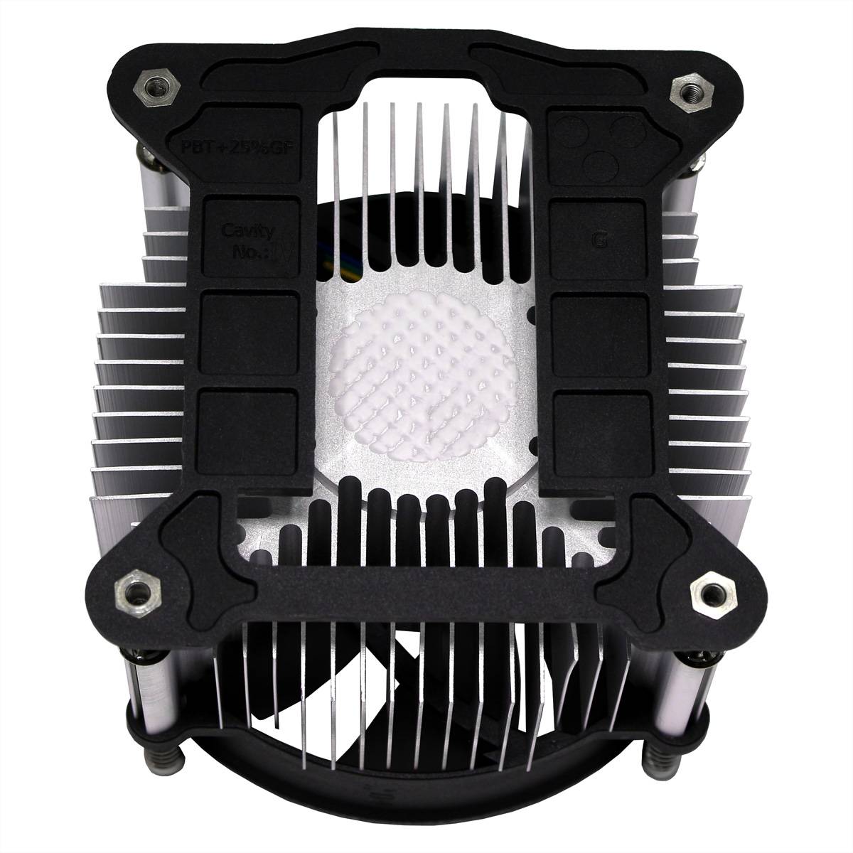 Eine Nahaufnahme eines Computer-CPU-Kühlers, der einen Kühlkörper mit vertikalen Lamellen zeigt, der auf einem Sockel montiert ist und zur Wärmeableitung ausgelegt ist.