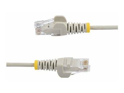 Zwei beige Ethernet-Kabel mit gelben Bändern, Stecker in entgegengesetzte Richtungen auf weißem Hintergrund zeigend.