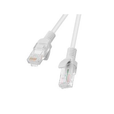 Ein weißes Ethernet-Kabel mit zwei transparenten Steckern, verwendet für Netzwerk- und Internetverbindungen, auf weißem Hintergrund dargestellt.