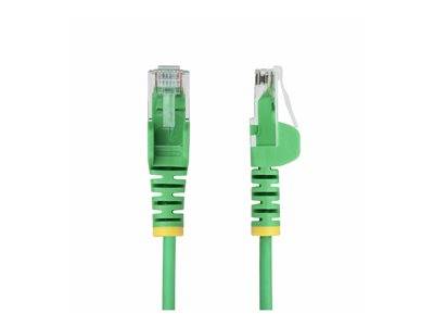 Zwei grüne Ethernet-Kabel mit gelben Akzenten und transparenten Steckverbindern nebeneinander vor einem schlichten weißen Hintergrund angeordnet.