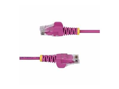 Zwei violette Ethernet-Kabel mit durchsichtigen Steckern und gelben Akzenten, von der Seite gezeigt, wobei ihre Kompatibilität und Farbe hervorgehoben werden.