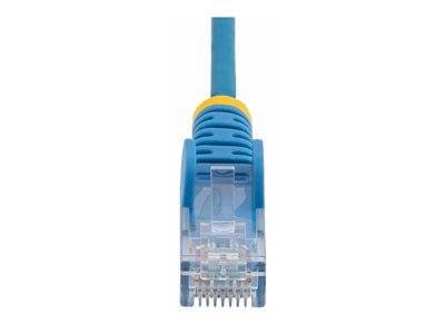 Ein blaues Ethernet-Kabel mit gelbem Zugentlastungsstiefel, vom Steckerende aus betrachtet, zeigt die metallischen Kontakte und das transparente Kunststoffgehäuse.