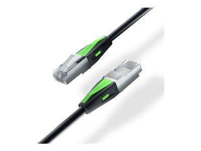 Nahaufnahme von zwei Ethernet-Kabeln mit Metall- und grünen Kunststoffsteckern in entgegengesetzten Richtungen vor weißem Hintergrund.