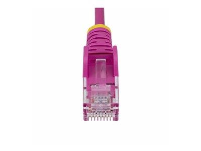 Ein rosa und gelbes Ethernet-Kabelstecker, von vorne betrachtet.