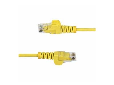 Zwei gelbe Ethernet-Kabel mit RJ45-Steckern, eines über dem anderen, vor weißem Hintergrund.