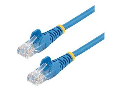 Zwei blaue Ethernet-Kabel mit transparenten Steckern und gelben Bändern, entwickelt für Internet- und Netzwerkverbindungen.