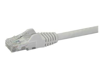 Ein weißes Ethernet-Kabel mit einem transparenten Stecker.