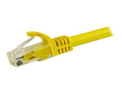 Ein gelbes Ethernet-Kabel mit einem RJ-45-Stecker, das häufig für kabelgebundene Internetverbindungen verwendet wird, ist vor einem weißen Hintergrund dargestellt.