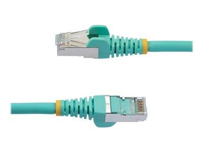 Ein türkises Ethernet-Kabel mit RJ45-Anschlüssen an beiden Enden, einer aufrecht und der andere nach unten zeigend, vor weißem Hintergrund.