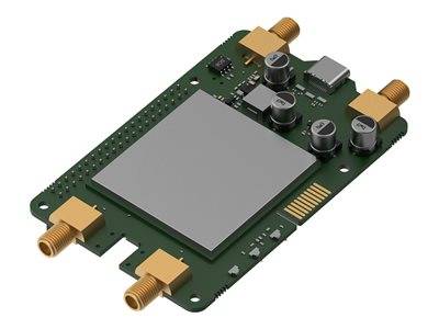 Eine grüne Leiterplatte mit vier goldenen Steckverbindern und mehreren elektronischen Komponenten, darunter Kondensatoren und Mikroprozessoren.