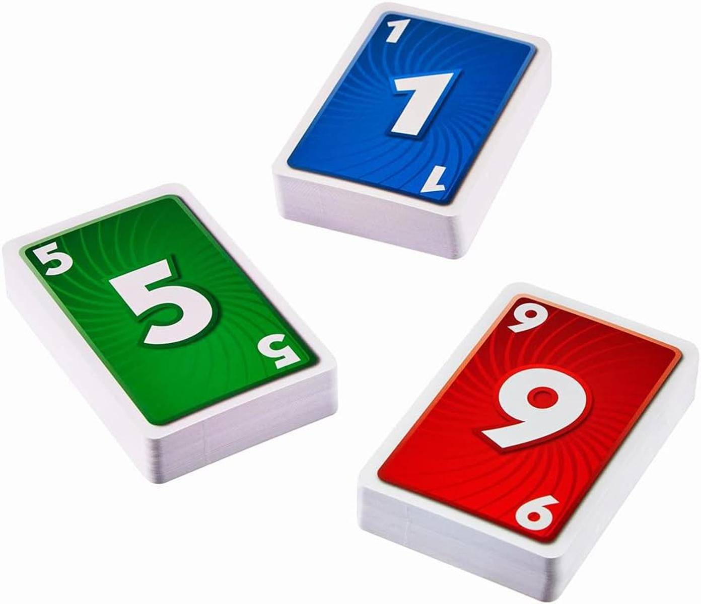 Ein Mann zeigt auf eine Spule mit 3D-Druckerfaden. Eine Schieblehre zeigt 