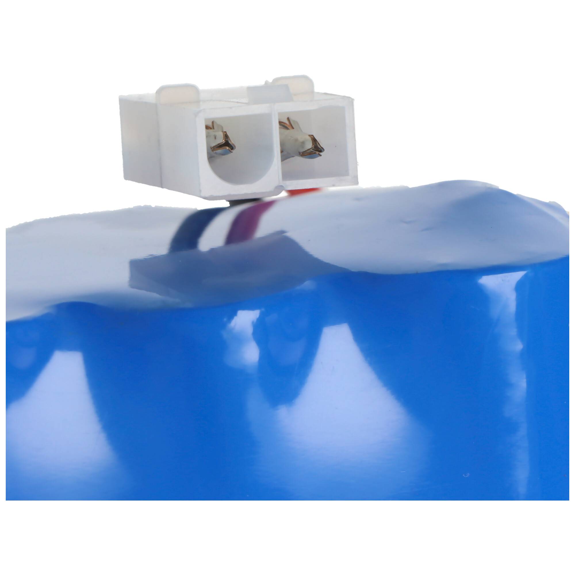 Eine Nahaufnahme einer blauen Lithiumbatterie mit einem Stecker oben, zeigt rote und schwarze Drähte, die in elektronischen Geräten verwendet werden.