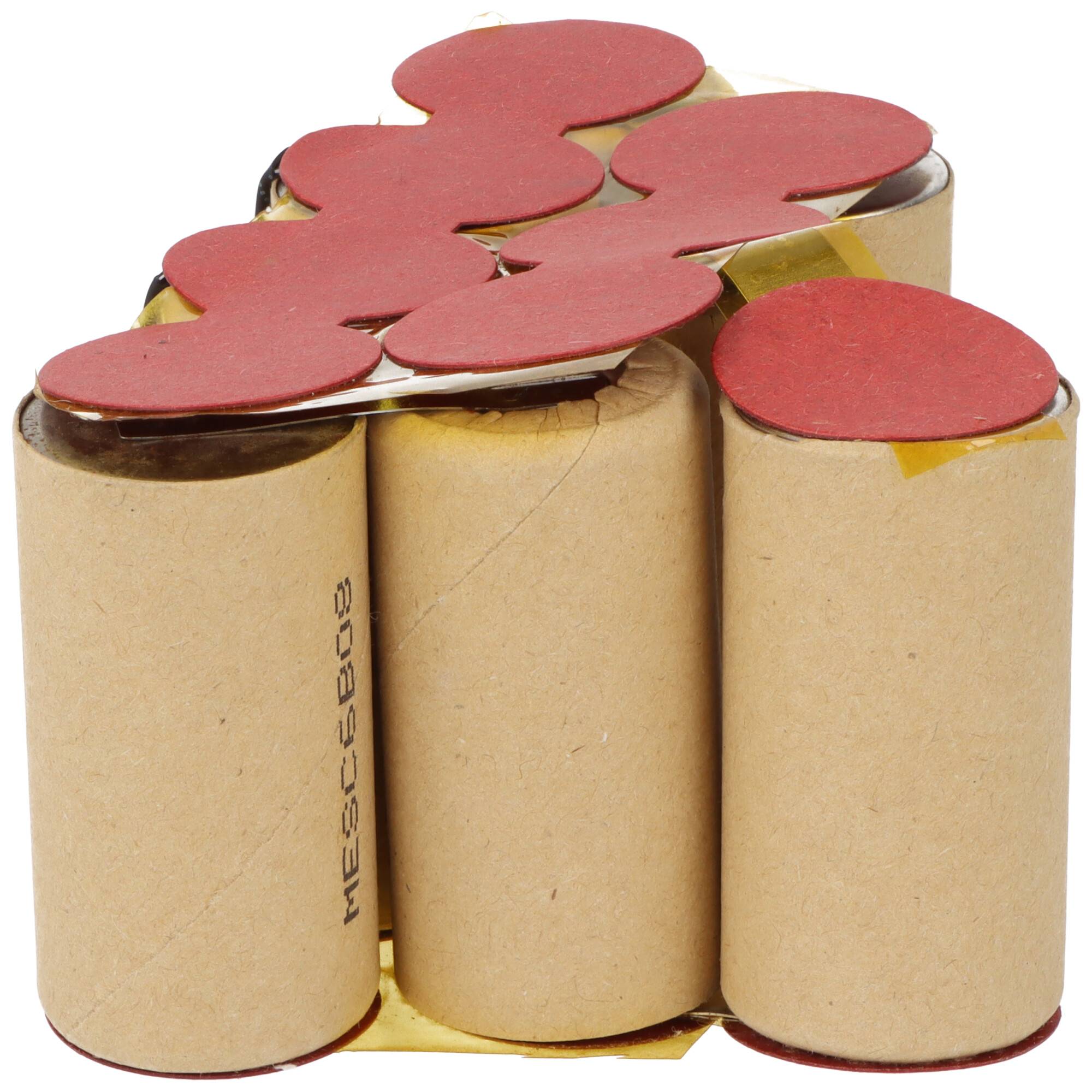 Ein Cluster aus neun braunen zylindrischen Batteriezellen, die durch rote Verbinder zusammengehalten werden, von oben betrachtet.