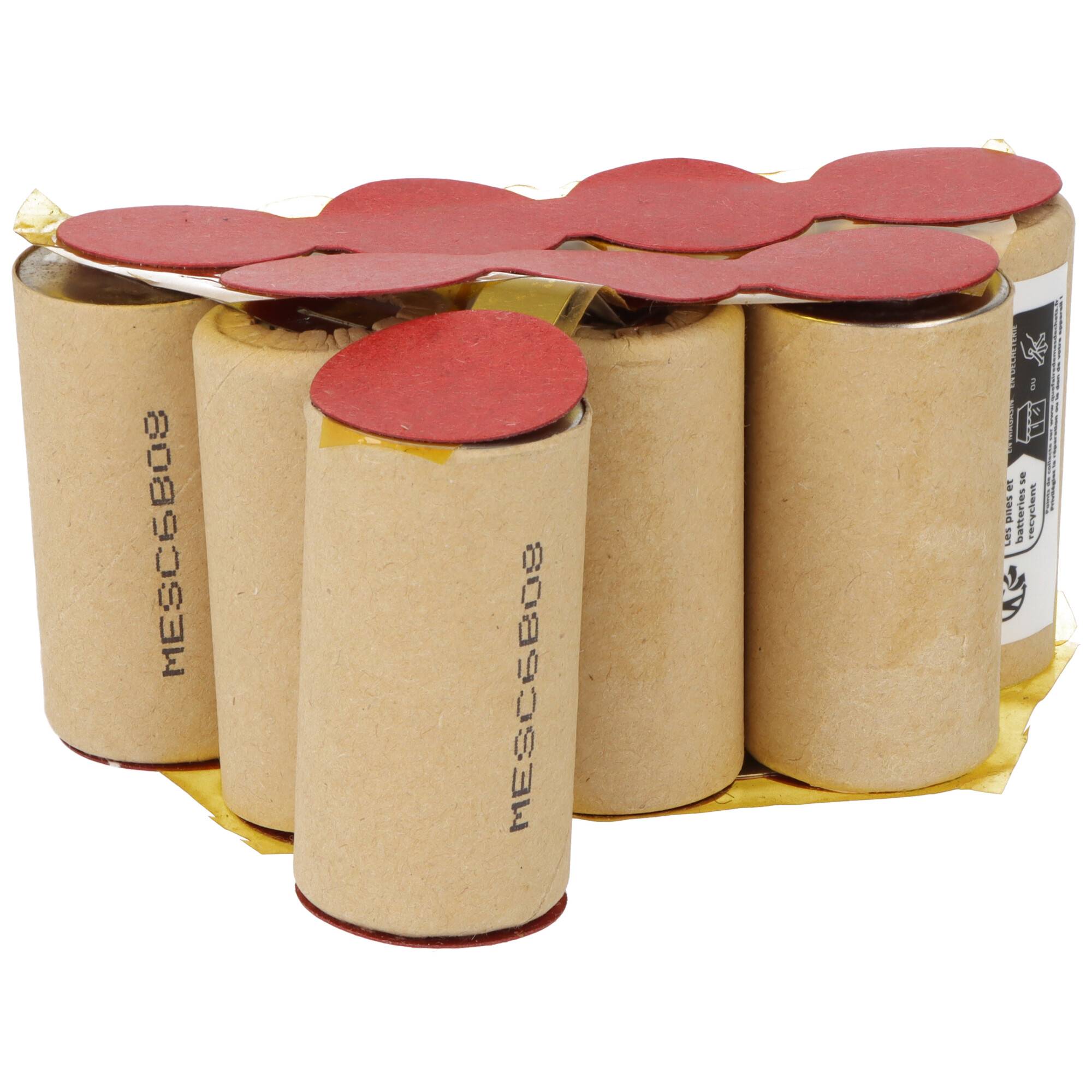 Eine Gruppe zylindrischer Karton-Batteriezellen mit roten Oberseiten, zusammen in einer gebündelten Formation angeordnet.