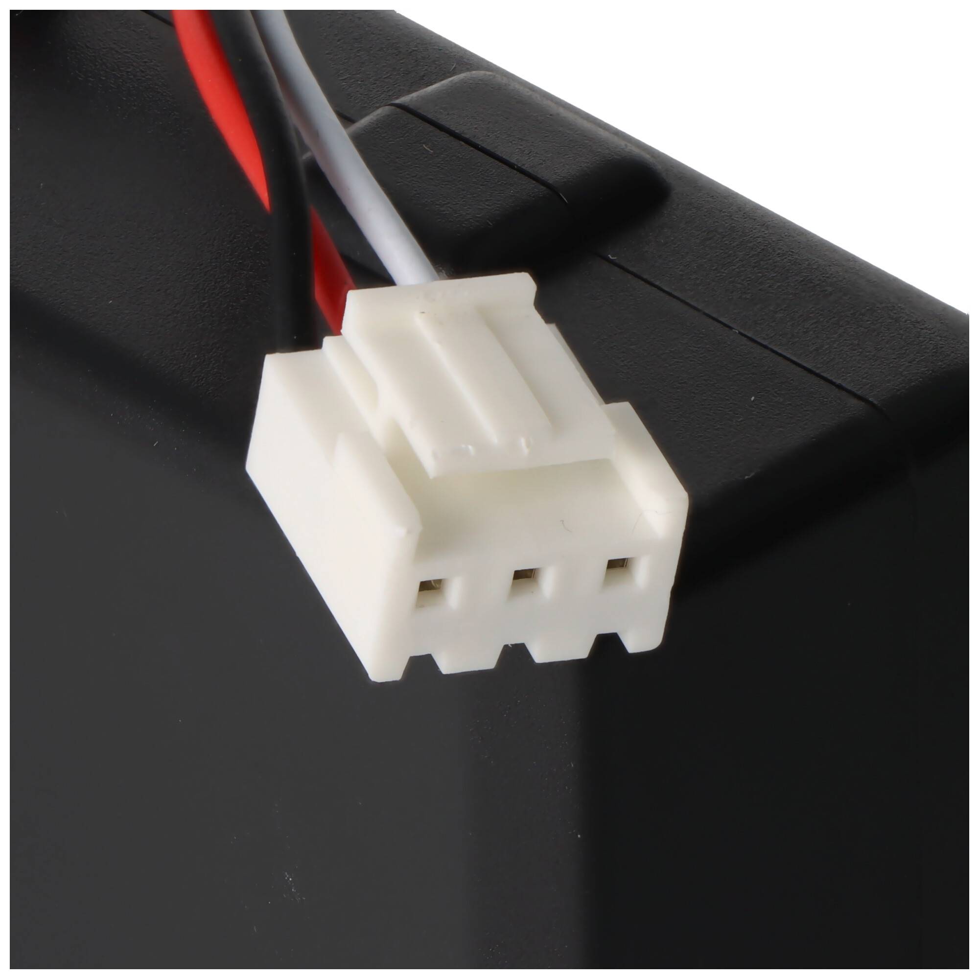 Ein weißer dreipoliger Elektrostecker in ein schwarzes elektronisches Gerät oder eine schwarze Batterie gesteckt, mit roten und grauen Kabeln angeschlossen.