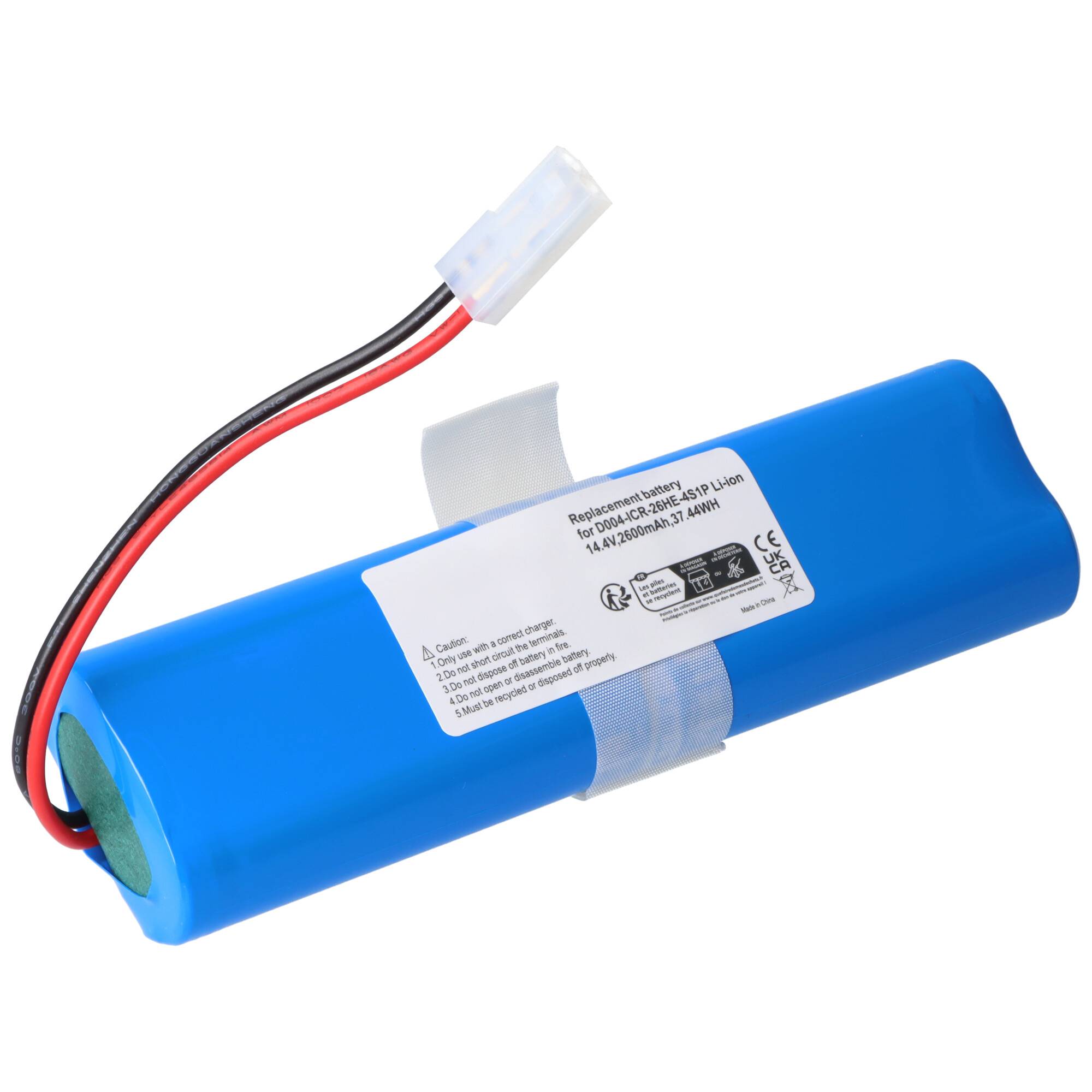 Eine Nahaufnahme eines weißen Kunststoff-Elektrosteckers mit drei Buchsen, befestigt auf einer blauen Oberfläche. Zwei sichtbare Kabel verlaufen vom Stecker.
