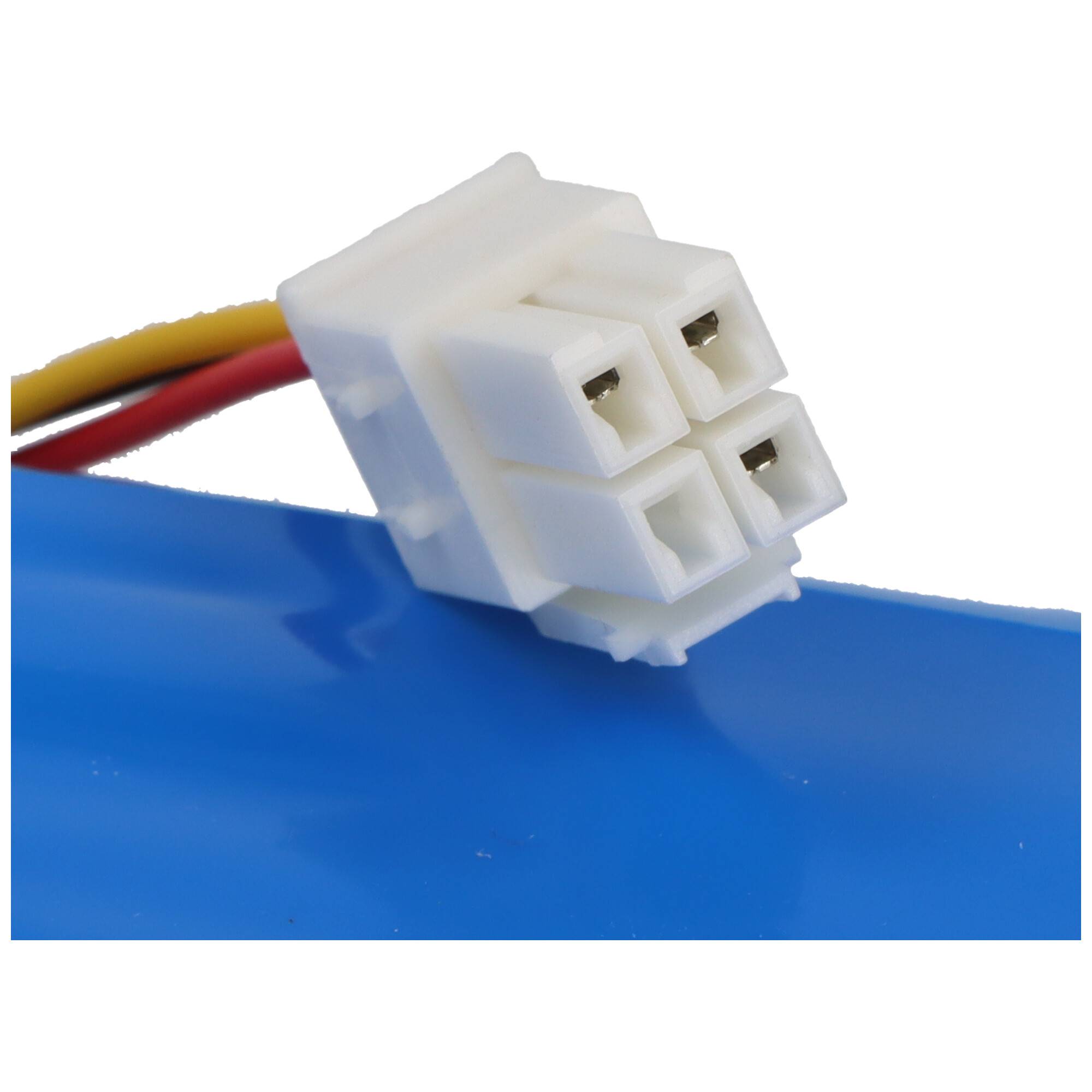 Ein weißer vierpoliger Stecker mit roten, gelben und schwarzen Drähten ist in eine blaue Oberfläche eingesteckt, wahrscheinlich für elektronische oder Computerhardware-Verbindungen.