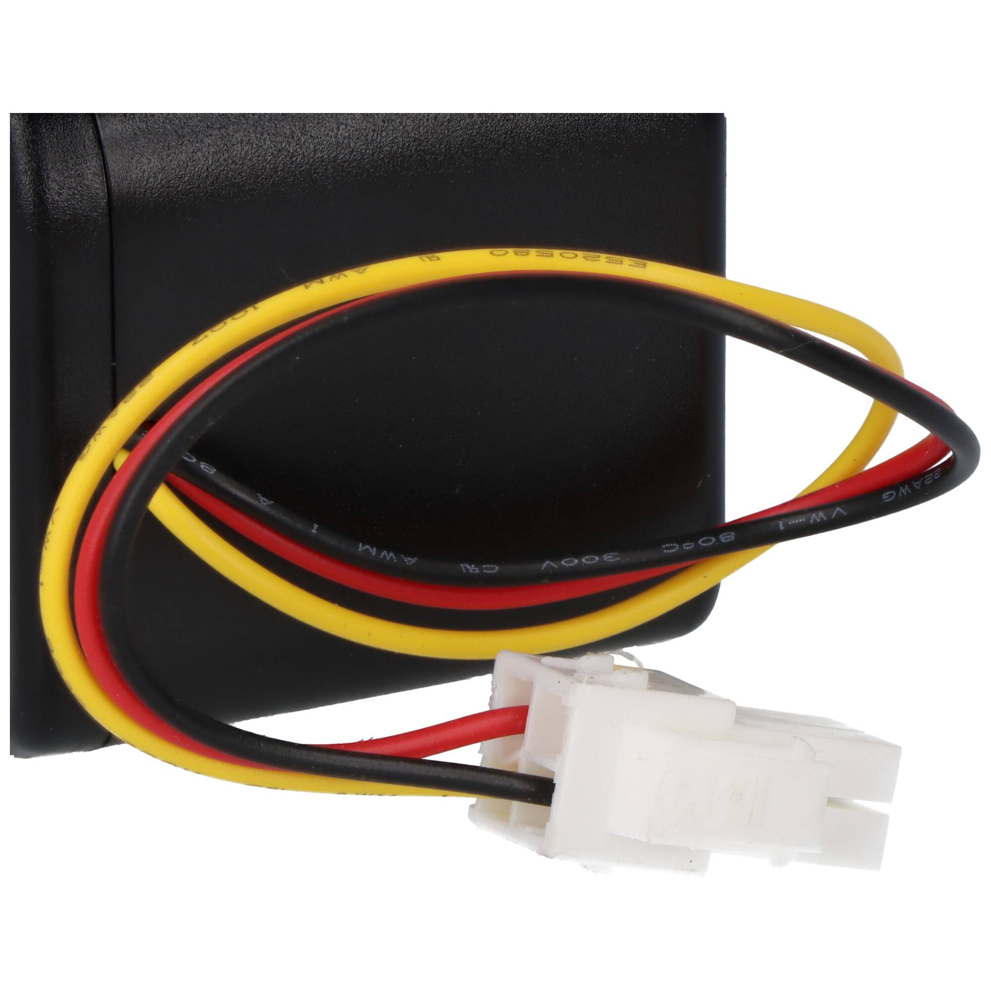 Ein schwarzes rechteckiges Batteriefach mit roten, schwarzen und gelben Drähten, die an einem weißen Kunststoffstecker enden.