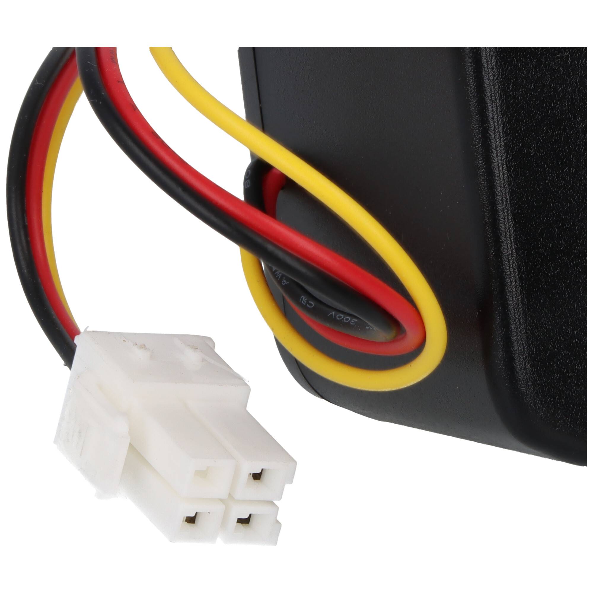 Nahaufnahme eines weißen vierpoligen Stromsteckers mit angeschlossenen roten, schwarzen und gelben Drähten, typischerweise in Computerhardware verwendet.