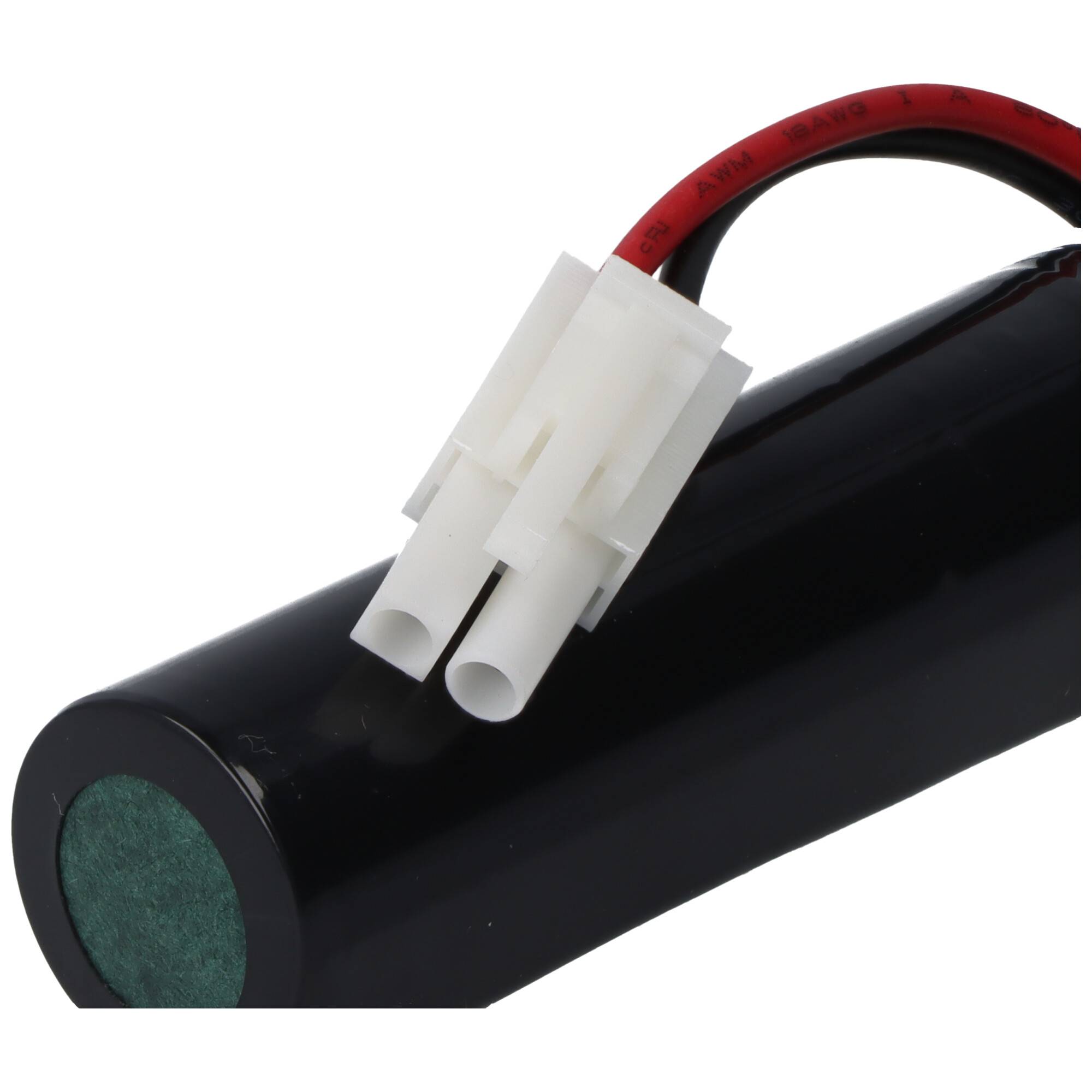 Ein schwarzes zylindrisches Batteriepaket mit einem weißen Kunststoffstecker und roten Drähten, das typischerweise zum Anschließen an elektronische Geräte verwendet wird.