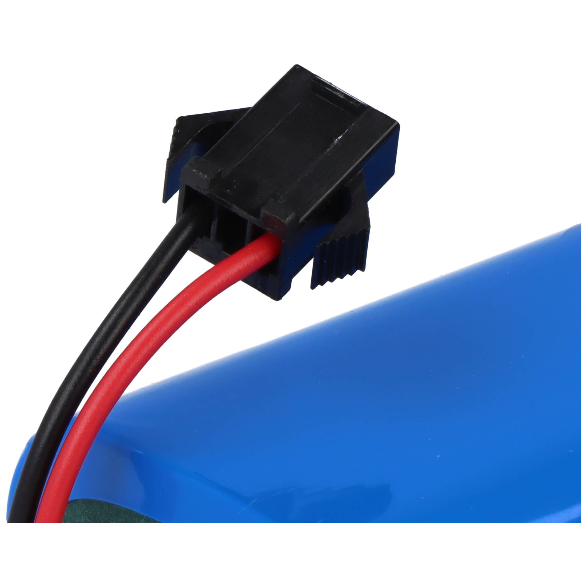 Eine Nahaufnahme eines Steckers mit schwarzen und roten Drähten, die an einer blauen Batterie angebracht sind.