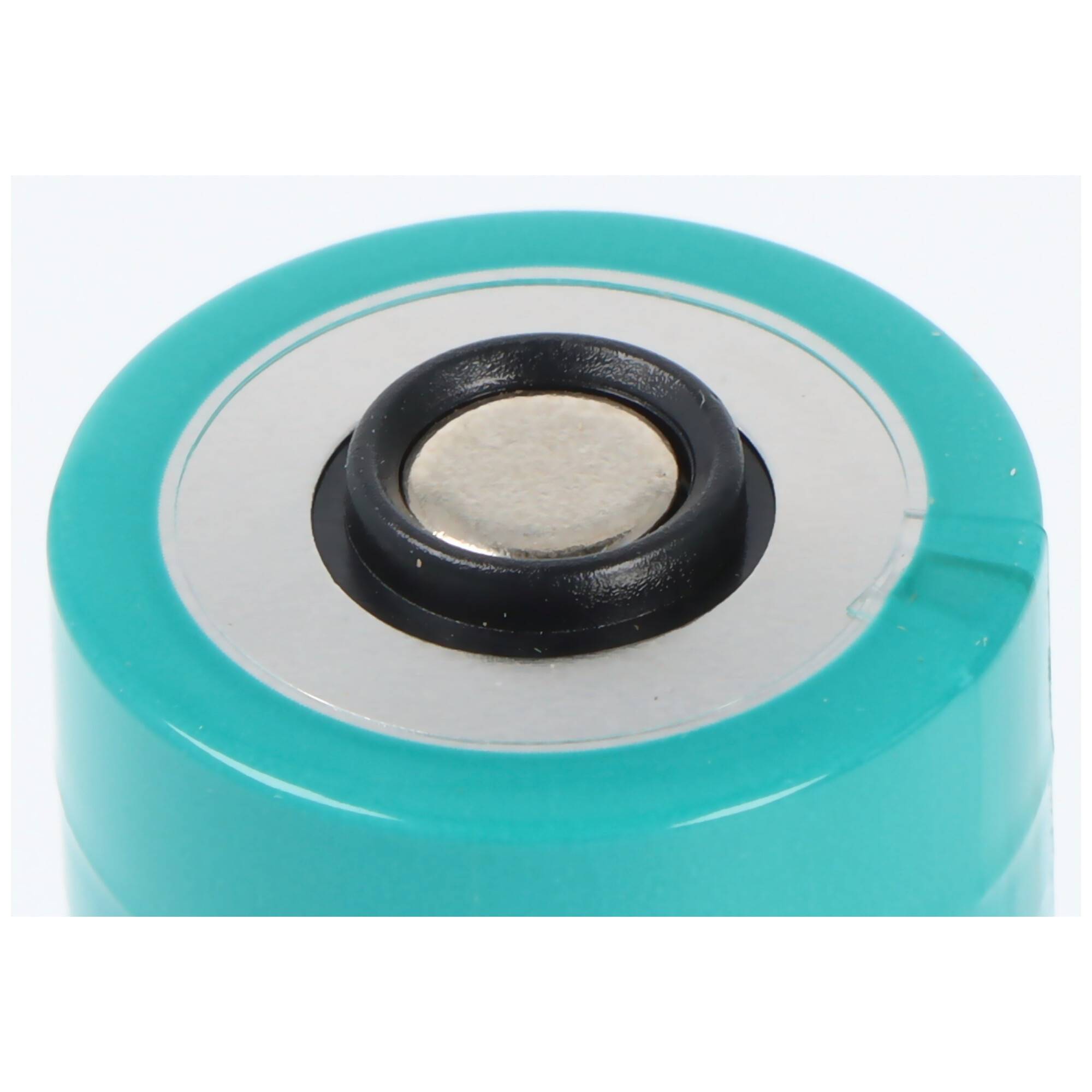 Eine Nahaufnahme des positiven Pols einer blaugrünen zylindrischen Batterie, die ihre metallische Oberseite und ihr kreisförmiges Design zeigt.