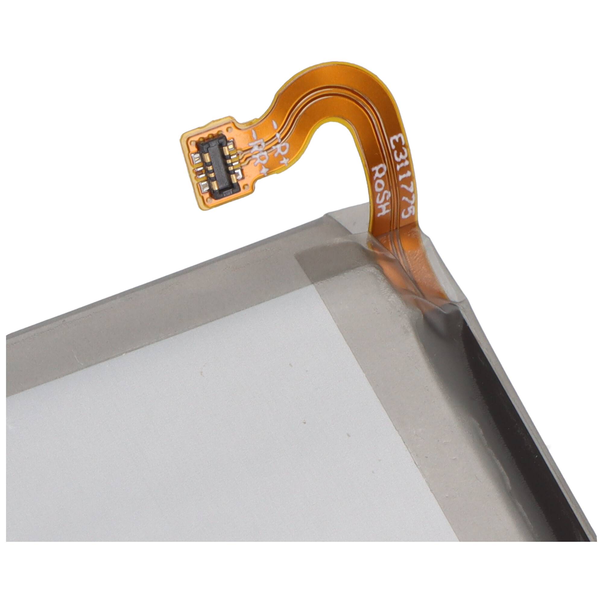 „Eine Nahaufnahme einer elektronischen Anzeigekomponente, die ein flexibles Verbindungskabel zeigt, das an einer flachen Bildschirmkante befestigt ist, vor einem einfachen Hintergrund.