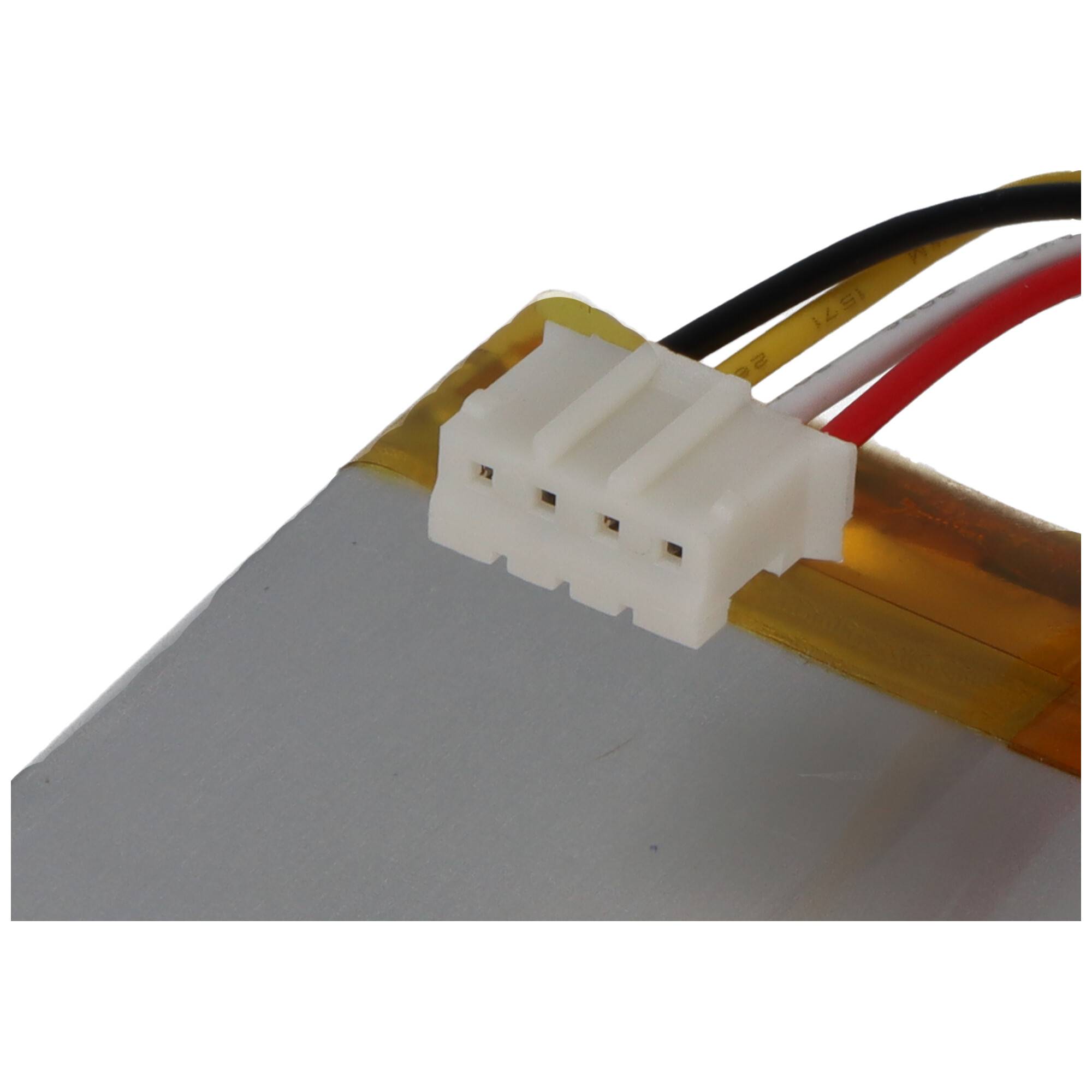 Nahaufnahme eines Akkupacks mit einem weißen Anschluss und drei Drähten: schwarz, weiß und rot, vor einem neutralen Hintergrund.