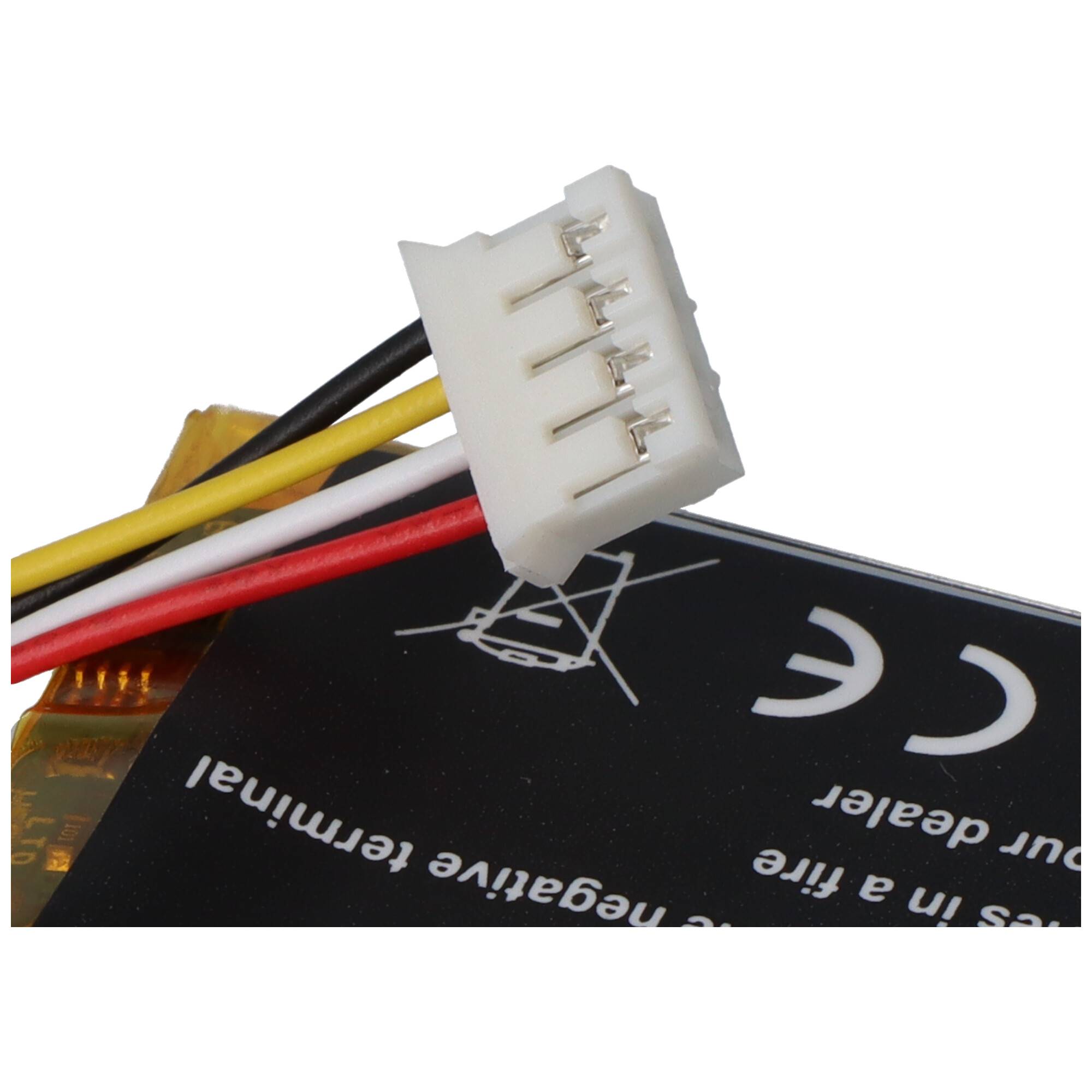 Eine Nahaufnahme eines kleinen, weißen vierpoligen Steckers, der an roten, gelben, schwarzen und weißen Drähten befestigt ist, neben einer Batterie mit Sicherheitssymbolen.