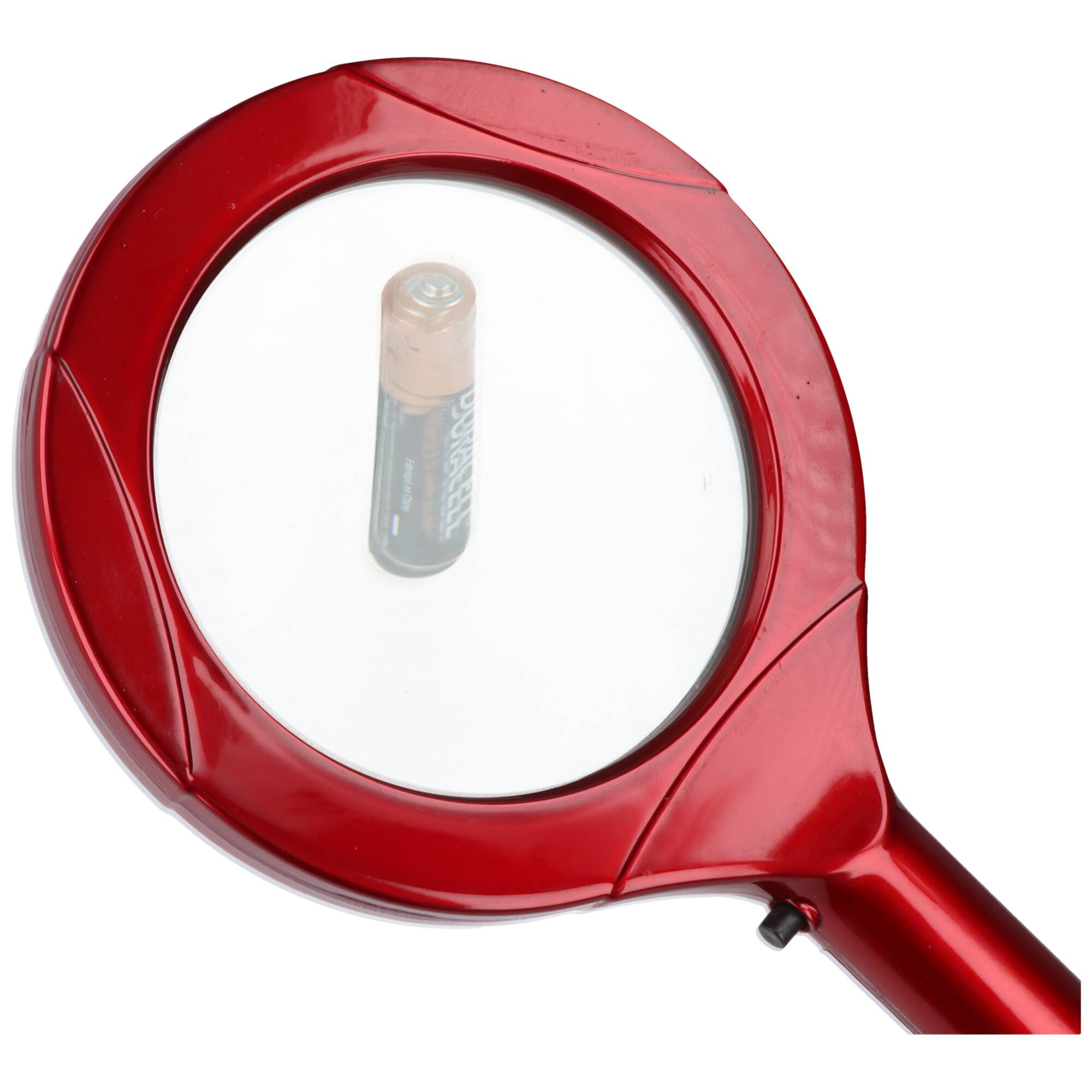 Eine rote Lupe vergrößert eine darunter liegende Batterie und hebt Details wie das Markenetikett hervor. Der Fokus liegt auf Energie- oder Stromkonzepten.