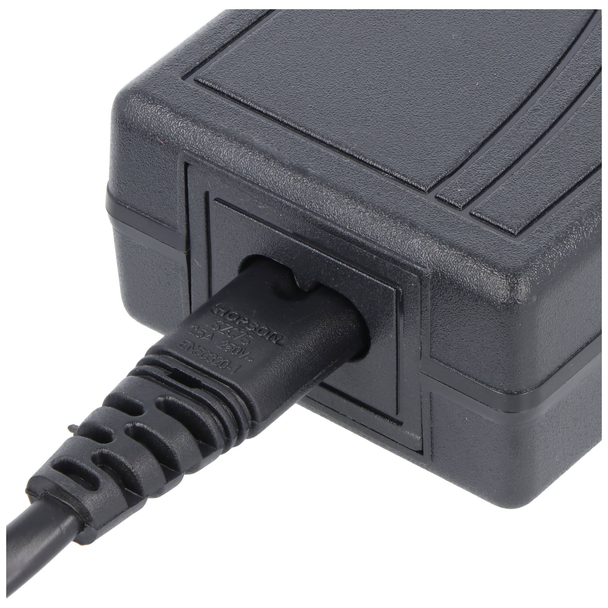 Ein schwarzer Stromadapter mit angeschlossenem Stecker, mit kastenförmigem Design und sichtbarem Kabel, verwendet für elektronische Geräte.