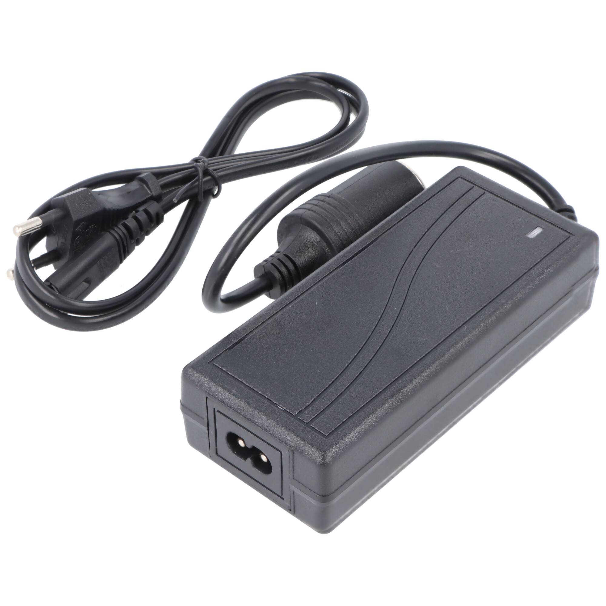 Stromadapter mit schwarzem rechteckigem Gehäuse, versehen mit einem angeschlossenen Kabel mit zweipoliger Steckdose und einem anderen Ende zur Geräteverbindung.